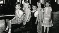 Meri Louhoksen pieniä piano-oppilaita.