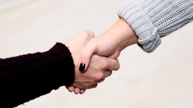 Handskakning.