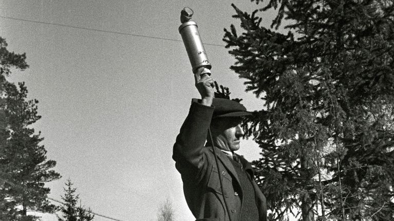 Mies tallentaa luonnonääniä mikrofonilla.