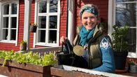 Nainen kastelee salaattia parvekelaatikossa.