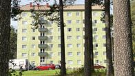 Kerrostalo puiden keskellä Kajaanin Otanmäessä.