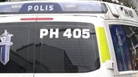 Kuvassa on sinivalkoisen pakettiauton takaosa. Autossa lukee poliisi. 
