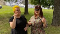 Tulkki Anna-Katarina Kokko ja Joensuun Popmuusikot ry:n toiminnanjohtaja Niina Hattunen viittovat 'rock'-sanaa Joensuun Laulurinteen läheisyydessä 8.7. 2024. 