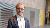 Sami Pirkola seisoo Sajoksen aulassa ja katsoo kameraan 18. syyskuuta 2025 Inarissa. Taustalla tuoleja ja auditorion ovi.