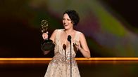 Phoebe Waller-Bridge jublar med emmystatyetten hon fått för bästa kvinnliga huvudroll i komediserie.