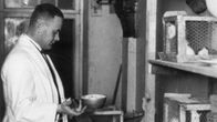 Ragnar Granit tutkimuksensa äärellä vuonna 1928 kuvattuna.
