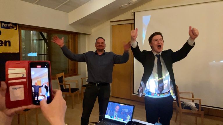 Mikko Polvinen (ps.) ja Tuomas Kettunen (kesk.) juhlivat Hotelli Kalevalassa.