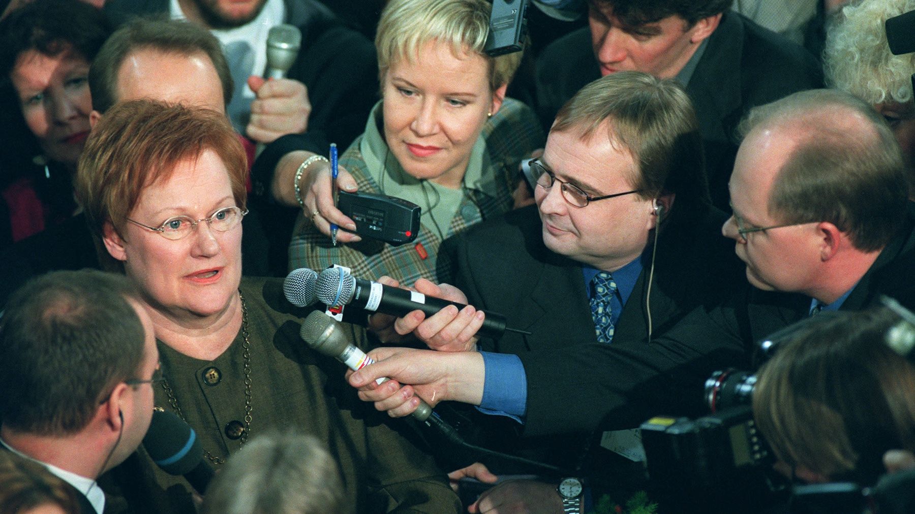 Tarja Halonen toimittajien ympäröimänä presidentinvaalien ensimmäisellä kierroksella vuonna 2000.