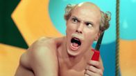 Näyttelijä Jukka Rasila Touko-Poukona puukko kädessään ilman paitaa