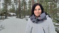 Nainen metsäpolulla.