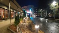 Iso rakennus iltavalossa.