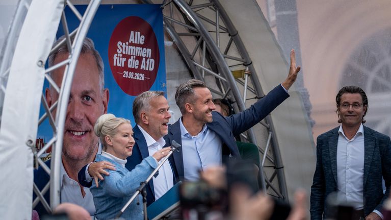Saksan oikeistopuolue AfD:n Petra Federau, Leif-Eric Holm ja Ulrich Siegmund AfD:n vaalikampanjan päätöstilaisuudessa.
