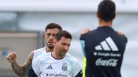 Lionel Messi (vas.) juoksee Argentiinan päävalmentajan Lionel Scalonin vieressä harjoituksissa Ezeizassa, Buenos Airesin provinssissa, 26. maaliskuuta 2026.