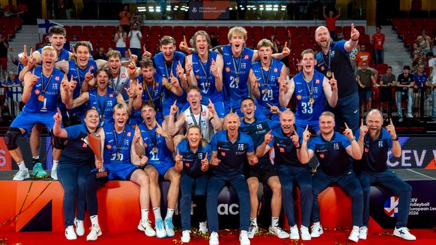 Suomen miesten lentopallomaajoukkue yhteiskuvassa ja tuulettaa Euroopan-liigan voittoaan.