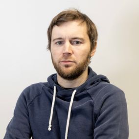 Toimittaja Petteri Juuti sinisessä hupparissa.