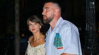 taylor Swift ja Travis Kelce kävelevät ulkona.
