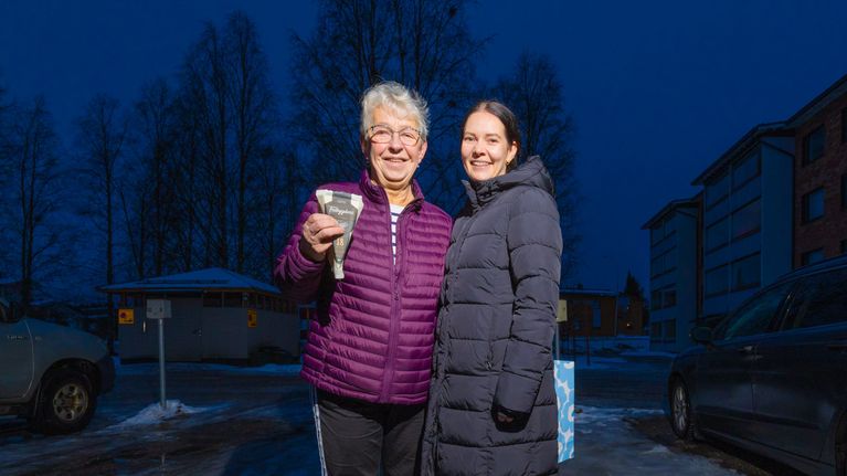Anna-Kaarina Korhonen (oik.) ja Rebekka Mitrunen hymyilevät kameralle.