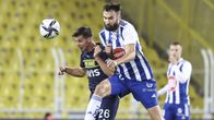 Fenerbahcen Miha Zajc ja HJK:n Tim Sparv kaksinkamppailussa. 