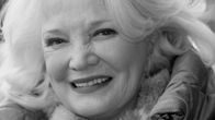 Gena Rowlands hymyilee mustavalkokuvassa.
