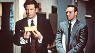 Myyntitykit. Kuvassa vas.Alec Baldwin ja Kevin Spacey. Yle Kuvapalvelu.