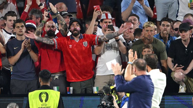 Englannin fanit ja Gareth Southgate.