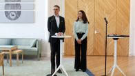 Alexander Stubb ja Suzanne Innes- Stubb puhuvat median edustaille Mäntyniemessä.