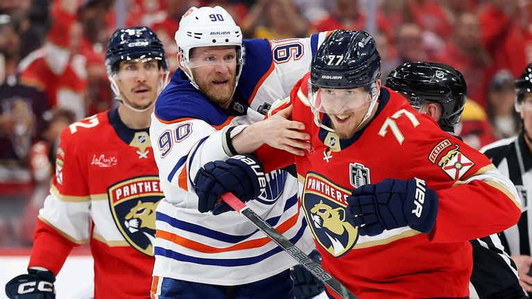 Corey Perry suuttui Niko Mikkolalle 3. finaalin lopussa.