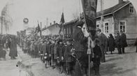 Arbetare samlade till demonstration i Jakobstad utanför arbetarföreningens hus