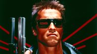 Arnold Schwarzenegger ase kädessä lähikuvassa tuhoajarobottina elokuvassa Terminator.