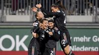 Tuija Hyyrynen juhlii muiden Juventus-pelaajien kanssa arvokasta vierasvoittoa Wolfsburgista. 