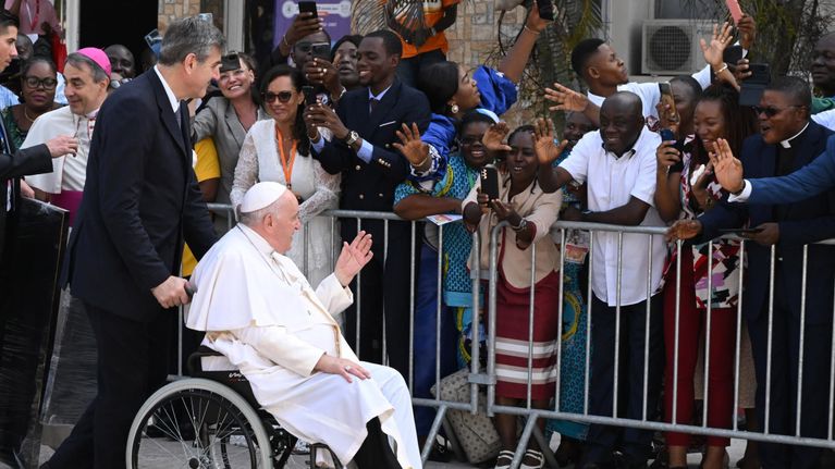 Pyörätuolissa istuva paavi Franciscus vieraili Kinshasassa Congossa. 