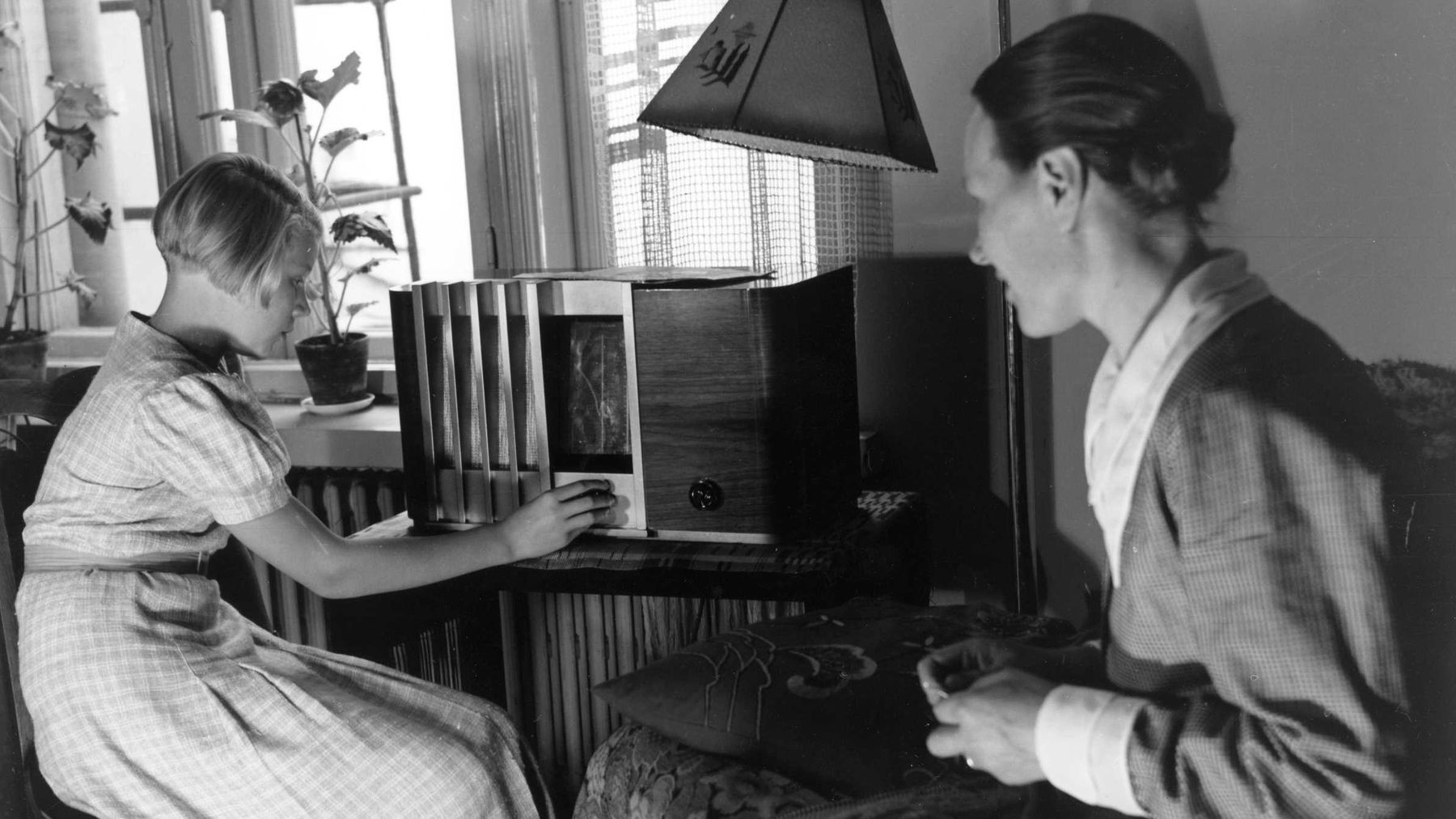 Äiti ja tytär kuuntelevat radiota 1940
