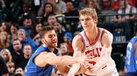 Lauri Markkanen ja Maxi Kleber. Kuva vuodleta 2018 