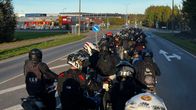 En grupp mopeder på en landsväg. 