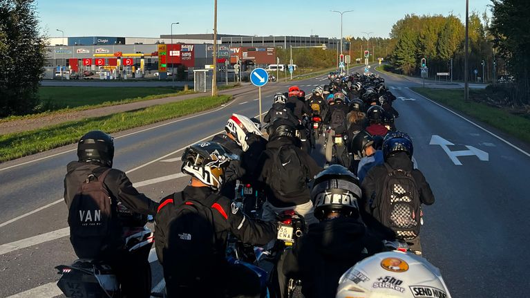 En grupp mopeder på en landsväg. 