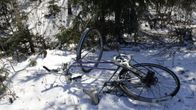 Kumoon kaatunut polkupyörä lumihangessa.