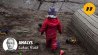 Analyslogga med ett porträtt på Lukas Rusk till vänster. I bakgrunden ett barn med ryggen mot kameran, mot en mörk bakgrund