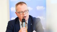 Veli-Mikko Niemi puhuu mikrofoniin 