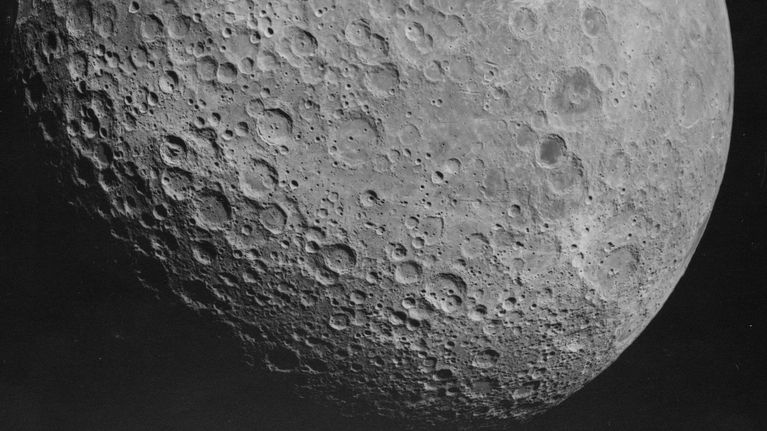 Månens baksida, här fotograferad av Apollo 16.