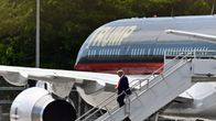 Donald Tump laskeutumassa portaita lentokoneestaan Miamin lentoasemalla.