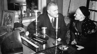 A O Väisänen ja itkuvirsien laulaja Maria Misukka radion studiossa.