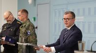 Inrikesministeriets och försvarsmaktens representanter informerar tillsammans med statsminister Petteri Orpo.