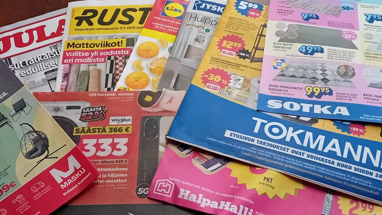 Eri kauppaliikkeiden, huonekaluketjujen ja elektroniikkamyymälöiden mainoslehtisiä.
