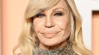 Donatella Versace pukeutununeena hopeanhohtoiseen asuun.