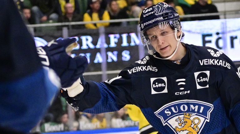 Patrik Puistola firar mål.