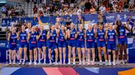 Suomen WU18-koripallomaajoukkue poseeraa joukkuekuvassa EM-kisojen jälkeen hopeamitalit kaulassa..
