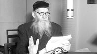 Yleisradion Fabianinkadun radiotalon studiossa kirjailija Frans Emil Sillanpää vuonna 1953.