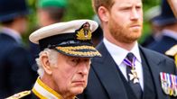 Kuningas Charles ja prinssi Harry kuvattuna vuonna 2022 kuningatar Elisabetin hautajaisissa.