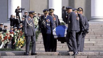 Urho Kekkosen hautajaiset. Kenraalit kantavat Kekkosen arkun Suurkirkon portaita alas siunaustilaisuuden päätyttyä.