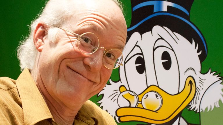 Don rosa, en man i brun skjorta, bredvid en bild av Joakim von Anka.